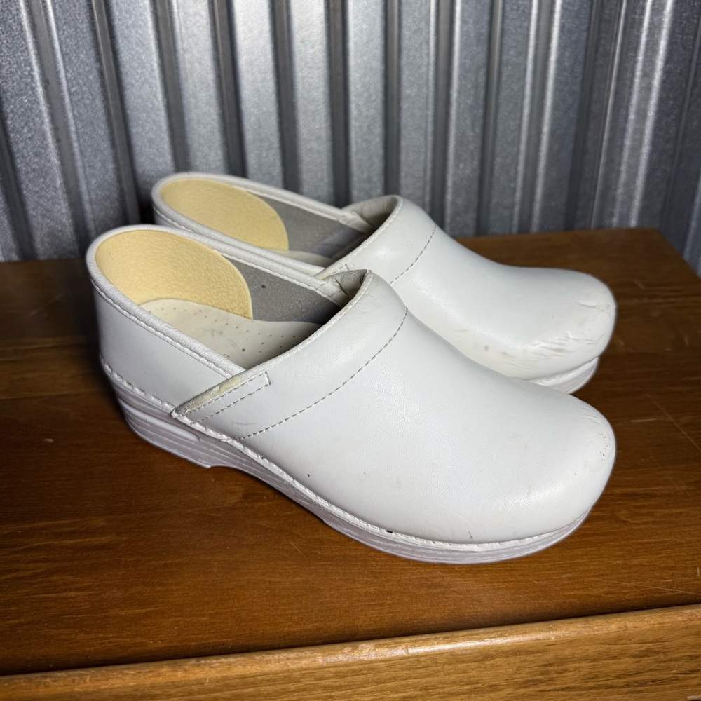 White Leather Dansko Clogs Size 39 New With Defects, No Box, Professional, Nurse